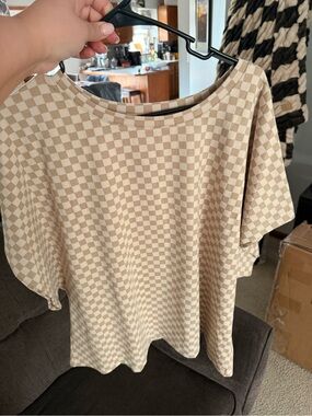 Annie Checked Short Sleeve Tee in Beige and Cream